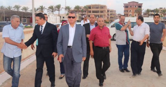 بالصور..محافظ كفرالشيخ يتفقد شواطئ مصيف بلطيم ويحاور المصطافين