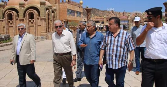 بالصور.. محافظ جنوب سيناء يتجول بالسوق القديم ومضمار سباق الهجن بشرم الشيخ