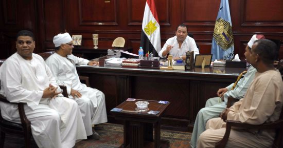 بالصور..محافظ الأقصر يبحث مشكلات الصرف والكهرباء والمياة مع أهالى بأرمنت