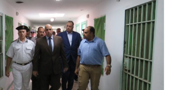 بالصور .. مساعد وزير الداخلية يقود حملة مفاجئة على سجون طرة