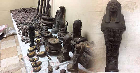  ضبط 264 تمثال بورسلين يشتبه فى أثريتهم داخل منزل عامل بالمنيا