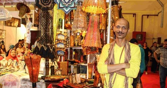 "الشاطر يغزل برجل حمار".. هيثم عرف إن التجارة مش جايبه همها فاتجه للبامبو.. قرر تربية السوس بالمنزل عشان يعرف يحاربه.. ونجح فى منافسة الحرف الأوروبية بمنتج مصرى 100% وكمان بالضمان 