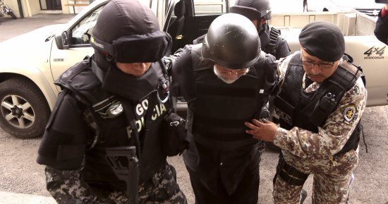 بالصور.. وزير البترول السابق بالإكوادور يسلم نفسه للشرطة بعد فرار 11 شهرا