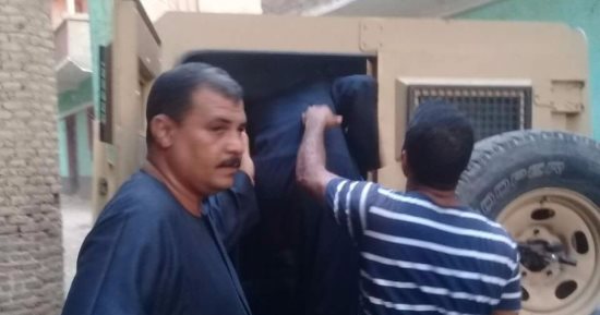 بالصور.. لجنة صلح أبوتشت تسلم 5 مطلوبين أمنيا فى خصومة "كوم هتيم"