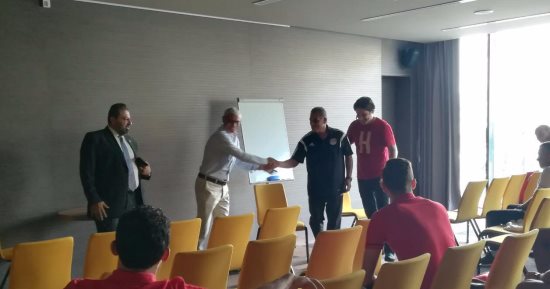 بالصور.. كوبر يلقى محاضرة فنية على منتخب المحليين قبل مباراة المغرب
