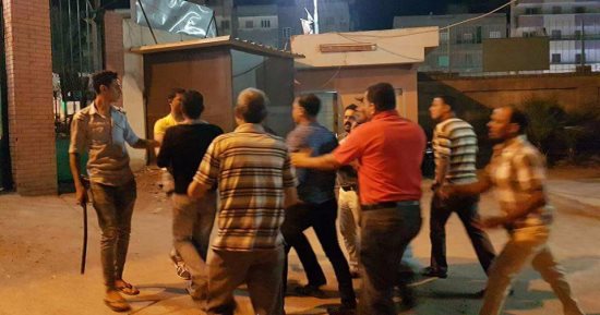 بالصور.. اشتباكات بالعصى بين أفراد أمن مستشفى فارسكور ومرافقى مريض