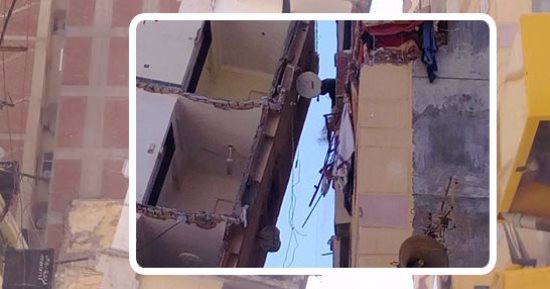 بالصور.. محافظة الإسكندرية تتحفظ على أرض عقار "الأزاريطة المائل" تمهيدا لطرحها فى مزايدة علنية.. السكان يطالبون بحقهم فى الأرض لتعويض الخسائر.. ورئيس حى وسط: تكاليف الهدم بلغت 650 آلف جنيه