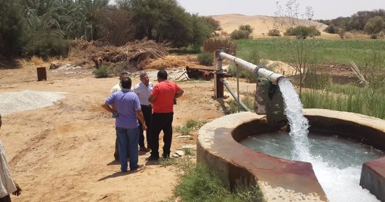 بالصور.. رئيس المياه الجوفية يتفقد تشغيل آبار الوادى الجديد بالطاقة الشمسية