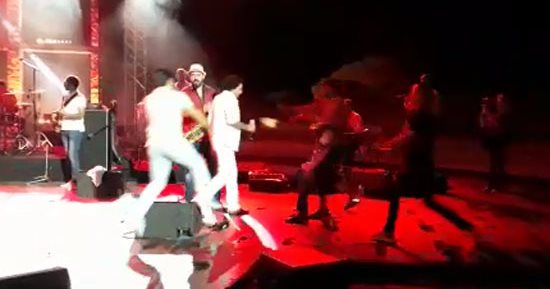 معجب تونسى بفن محمد منير يقتحم المسرح ليسلم عليه والأمن يمنعه