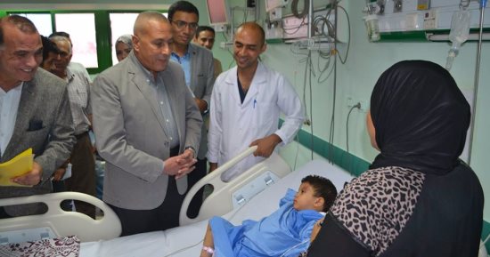 بالصور ..محافظ السويس يتابع حالة باقى مصابى حادث أتوبيسى القطامية