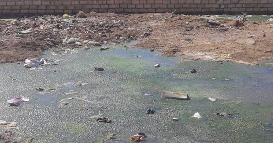 بالصور.. قارئ يشكو من طفح المجارى بقرية غياضة