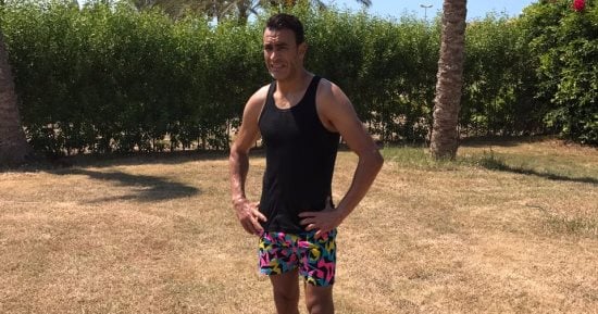 بالفيديو والصور.. الحضرى يخوض تدريبات شاقة بـ"المايوه" فى الساحل
