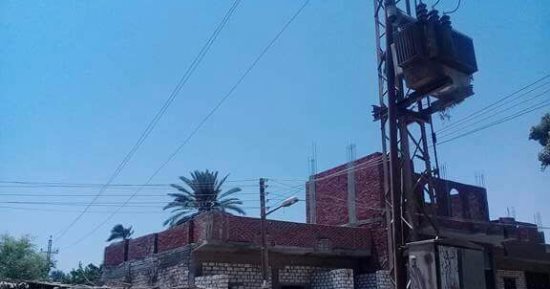 بالصور..تغيير جميع أسلاك الجهد المتوسط بقرية بصرة لكابلات كهربائية مغطاة  