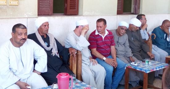 بالصور.. لجنة مصالحات بفرشوط تعقد جلسة لإنهاء خصومة ثأرية بين عائلتين
