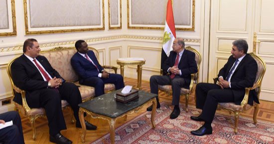 بالصور.. رئيس الوزراء يلتقى وزير الطيران لبحث مشكلات القطاع