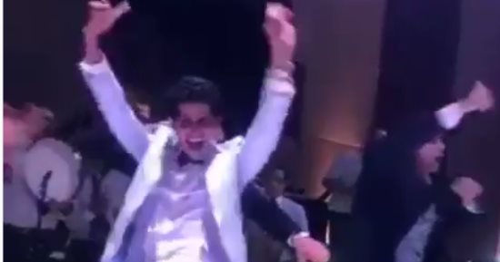  بالفيديو.. حمدى الميرغنى يرقص على أغانى حكيم فى فرح مصطفى خاطر