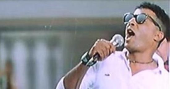 لماذا سمى فيلم "كابوريا" بهذا الاسم.. أحمد زكى يجيب؟