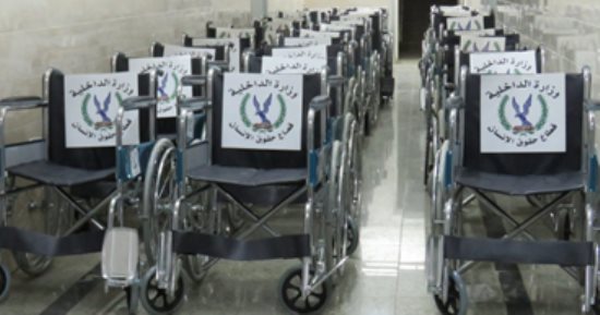 بالصور .. وزير الداخلية يوفر كراسى متحركة للحجاج كبار السن 
