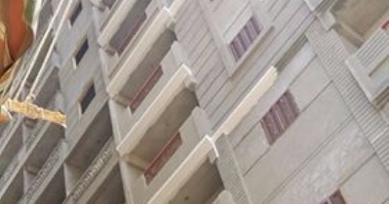 عقار مخالف من 22 طابقا بالإسكندرية.. وقارئ: "الناس نزلت عفشها فى الشارع"