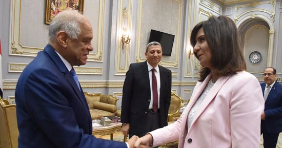 بالصور.. على عبد العال يستقبل وزيرة الهجرة وشئون المصريين بالخارج بمكتبه 