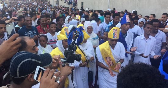 بالفيديو.. الإثيوبيون يشاركون فى ختام صيام "العذراء" بدير درنكة بجبل أسيوط الغربى