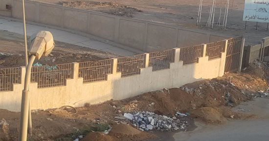 بالصور.. القمامة تحاصر سنترال التجمع الخامس.. والأهالى: "كفاية أمراض"