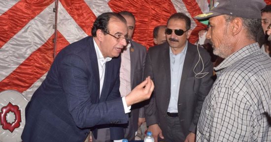محافظ الدقهلية يقدم واجب العزاء لأسرة الشهيد أحمد محمد عنبر بالمطرية 