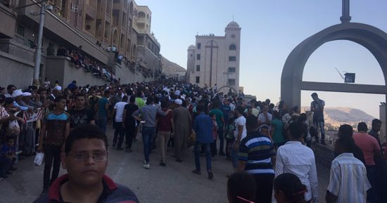 آلاف الأقباط يحتفلون باليلية الختامية بمولد السيدة العذراء فى دير درنكة