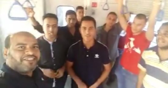 "إنشاد فى المترو".. "فيديو" لـمنشدين يؤدون مدائح نبوية فى حب الرسول