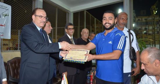 محافظ بني سويف يسلم جوائز للفائزين في الدورة الصيفية لكرة اليد