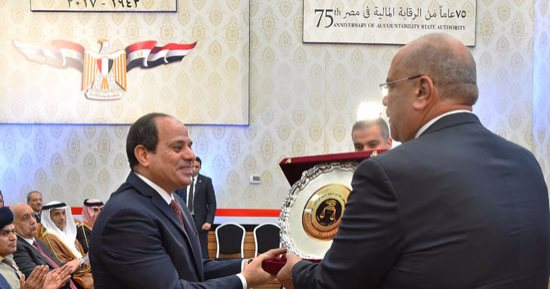 بالفيديو والصور..رئيس "المركزى للمحاسبات" يهدى الرئيس السيسى درع اليوبيل الماسى للجهاز