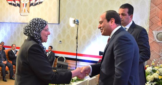 الرئيس السيسى يكرم عددا من العاملين بـ"جهاز المحاسبات" فى يوبيله الماسى