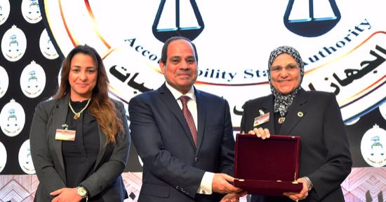 بالصور.. السيسى يكرم أرملة المستشار الشهيد هشام بركات بحفل "المركزى للمحاسبات"