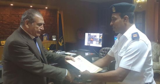 مدير أمن السويس يكرم رقيب شرطة لضبطه بلطجيا يهدد الأهالى