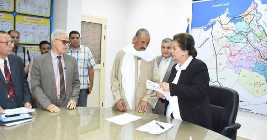 محافظ البحيرة توزع شيكات على المستفيدين بمشروع البتلو