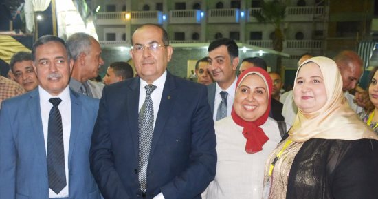 محافظ سوهاج يتفقد معرض الجناح الطبى على هامش مهرجان التسوق