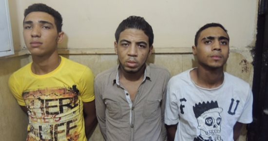 القبض على 3 عاطلين وراء سرقة هواتف المواطنين تحت تهديد السلاح بالنزهة
