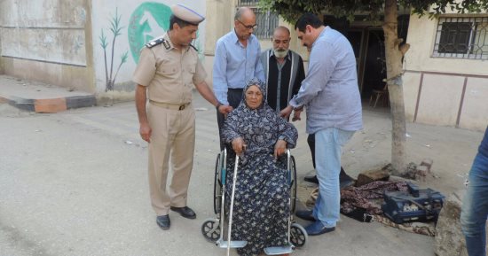 بالفيديو.. وزير الداخلية يمنح مسنة تعمل ماسحة أحذية بالشرقية كرسى متحرك
