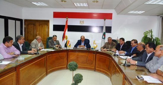 محافظ سوهاج يناقش أسباب توقف العمل بكوبرى البلينا العلوى