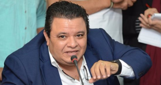 خالد جلال يتحدث عن مسرحيته "سلم نفسك" مع شريف مدكور على "نجوم إف.إم"
