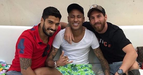 ميسي يثير غضب جماهير برشلونة بصورة مع "الخائن" نيمار