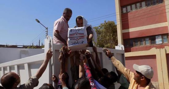 بالصور.. توزيع 1400 كرتون سلع "تحيا مصر" على أهالى أبنوب بأسيوط