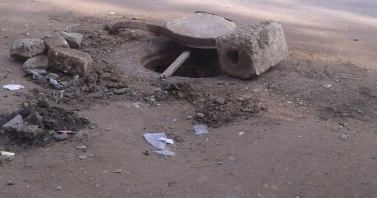 بالوعة صرف صحى بدون غطاء تهدد حياة المارة بقرية نواج فى الغربية
