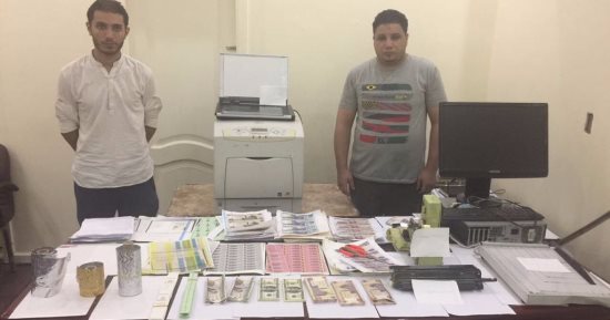 ضبط عصابة تتاجر فى النقد الأجنبى بالبحيرة بحوزتهم آلاف العملات 