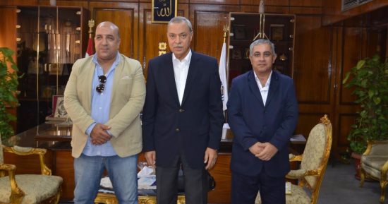محافظ قنا يبحث مع شركة سنغافورة القابضة التعاون المشترك