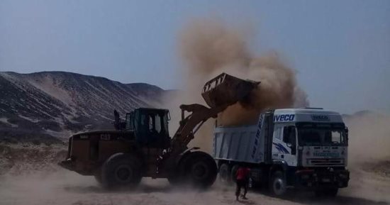 بالصور.. المياه الجوفية بالبحر الأحمر تٌطهر سد وادى جاسوس من أثار السيول