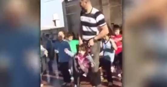 بالفيديو.. مدرس يحقق حلم طالبة غير قادرة على المشى بالرقص مع زملائها