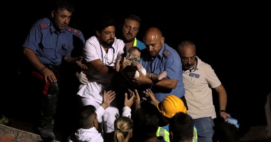 بالفيديو.. لحظة إنقاذ طفل من تحت الأنقاض بعد زلزال إيطاليا