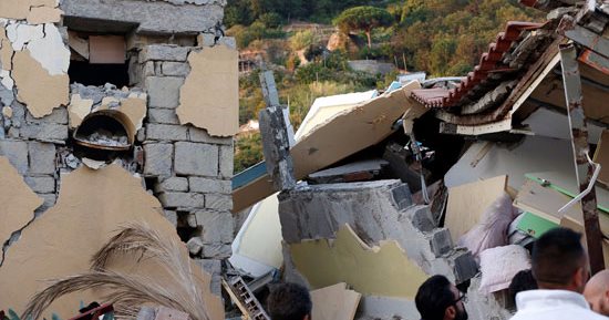 زلزال بقوة 4 درجات يتبعه زلزالان آخران فى نابولى الإيطالية