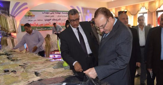 محافظ بنى سويف يسلم الملابس المدرسية لأطفال الأسر الأولى بالرعاية